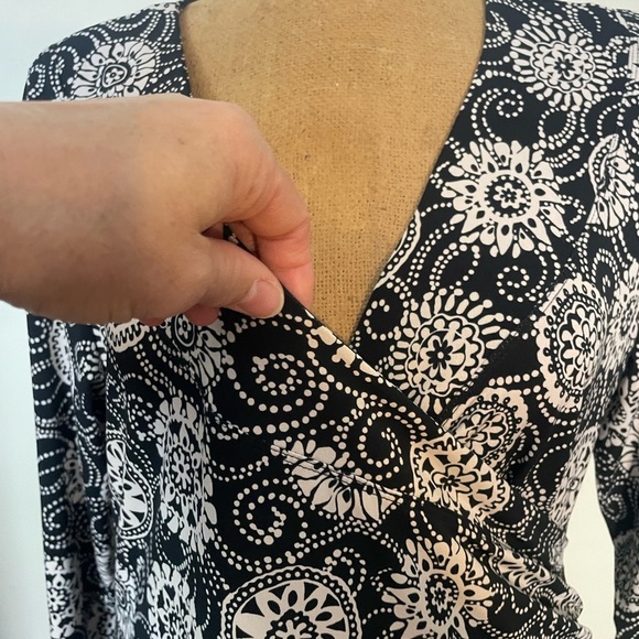 j.t.b. Women’s bk/wh flower design blouse crossover V at chest size XL - Picture 2 of 5
